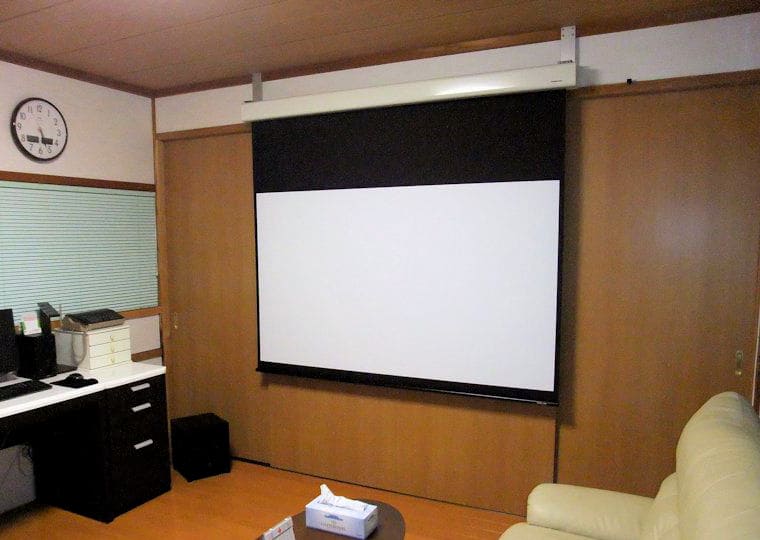 アルミの板を加工しスクリーンを壁付け プロジェクタースクリーン専門店｜シアターハウス