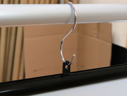 S字フックにひっかける