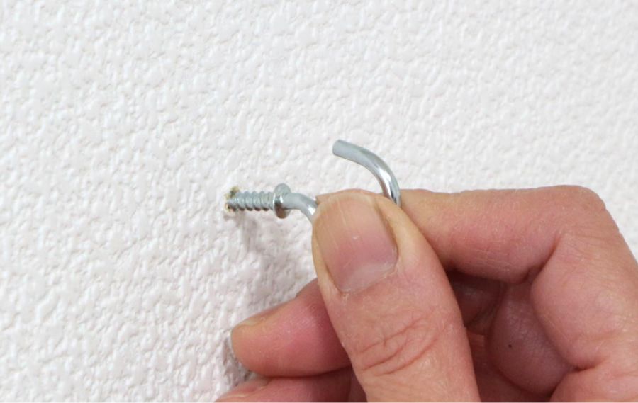 ネジを壁に取り付ける様子