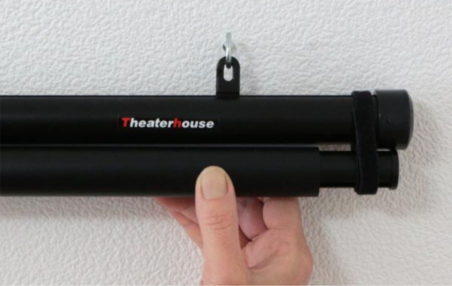 スライドハンガーにスクリーンを取り付ける様子