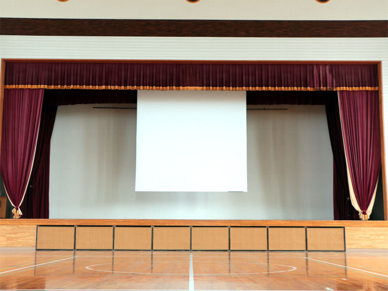 小学校の体育館に横幅4mのケース付き電動スクリーンを導入いただきました