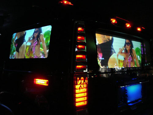 車のリアガラスに映像を映して動くライブ会場に プロジェクタースクリーン専門店 公式 シアターハウス