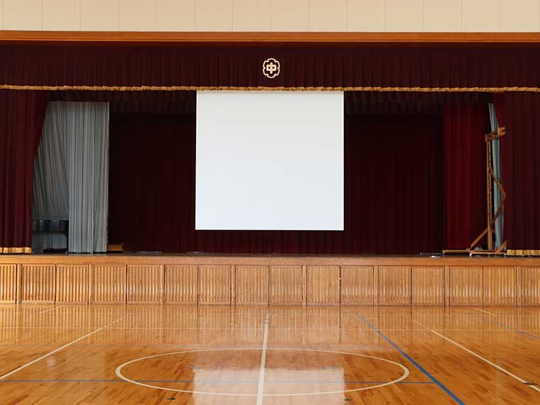 福井県鯖江市内の中学校様でシアターハウスの電動スクリーンを導入いただきました