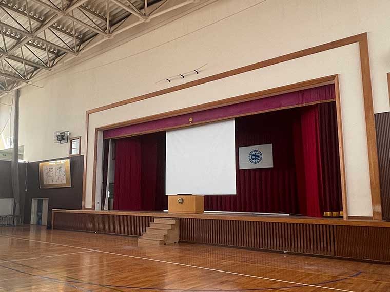 福井県福井市内の中学校様でシアターハウスの電動スクリーンを導入いただきました
