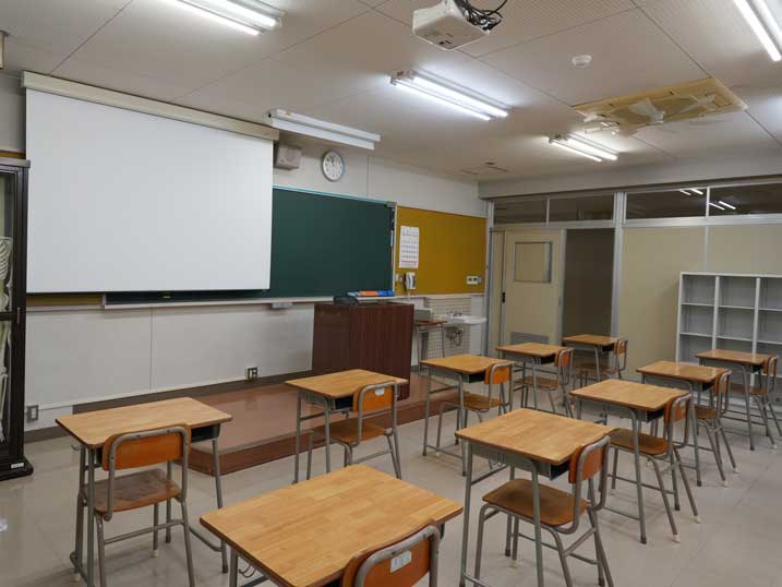 福井県福井市内の学校校でシアターハウスの100インチ手動スクリーンを導入いただきました