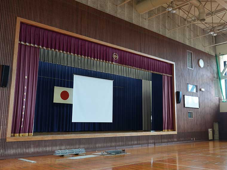 福井県福井市内の中学校様でシアターハウスの電動スクリーンを導入いただきました