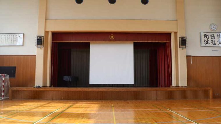 福井市内の小学校に190インチの電動スクリーンを導入いただきました