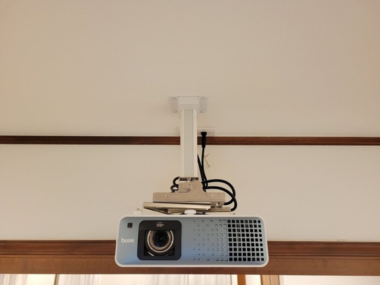 レンズシフト非対応でも、カスタム+アーム調整ですっきり設置