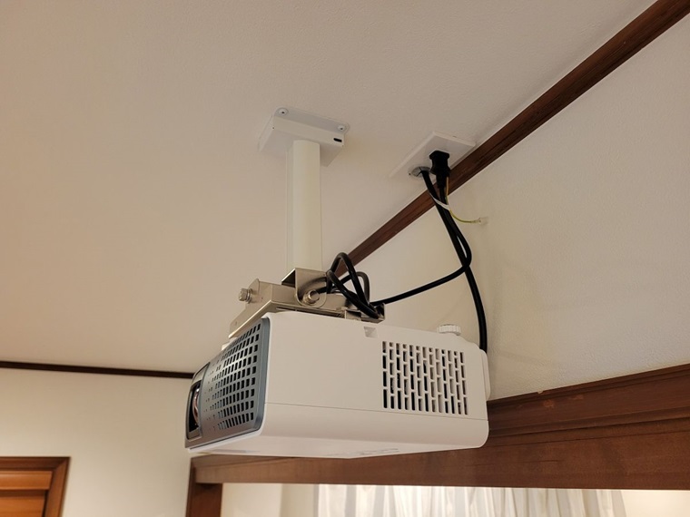 プロジェクター天井の電源