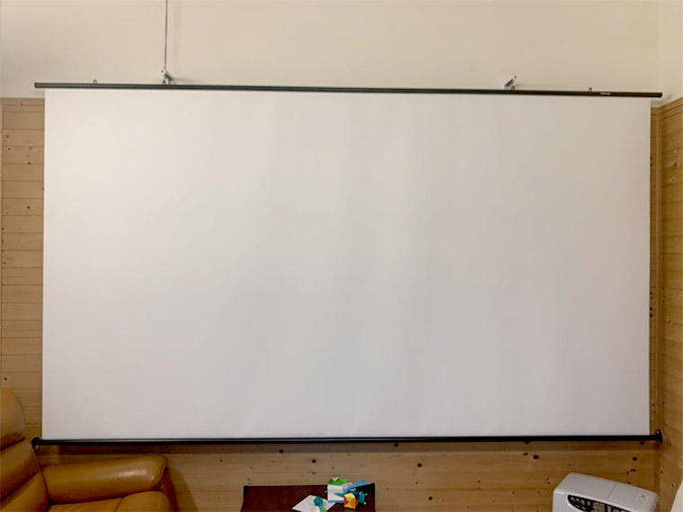 100インチ程度なら1人で楽に上げ下げ可能