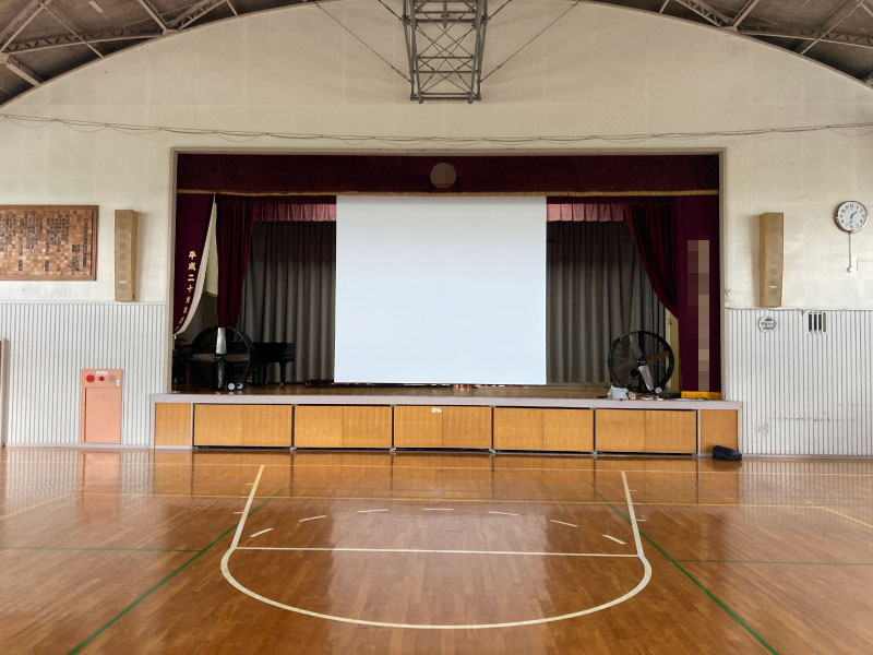茨城県内の小学校の体育館に新しく電動スクリーンを導入いただきました