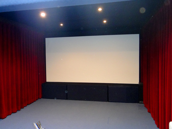 壁紙への投射とスクリーンでは差はある プロジェクタースクリーン専門店 公式 シアターハウス