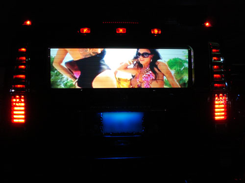 車のリアガラスに映像を映して動くライブ会場に プロジェクタースクリーン専門店 公式 シアターハウス